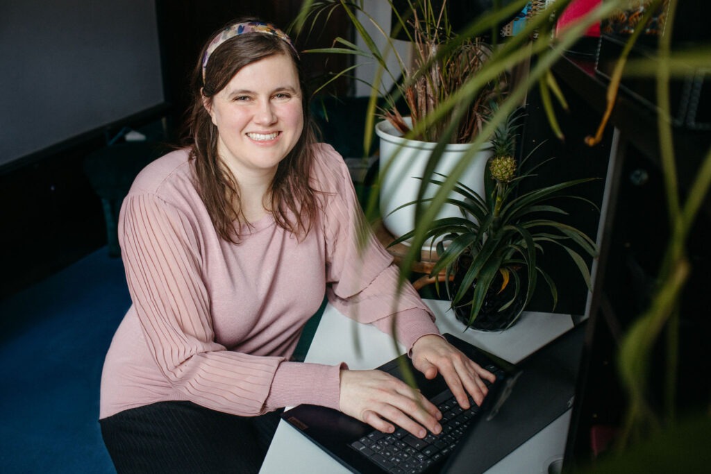 Tanja von SEO mit Sahne vor ihrem Arbeitsplatz