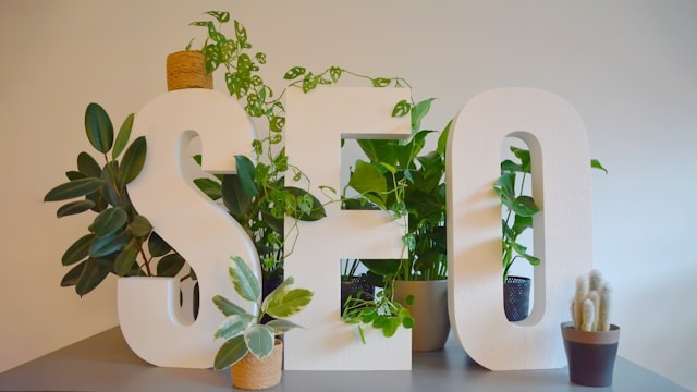 SEO-Buchstaben mit Pflanzen
